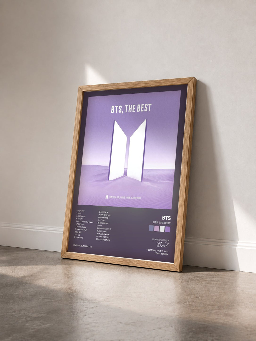 #bois Tableau de l'album BTS, THE BEST de BTS vu de trois quarts, cadre en bois brut