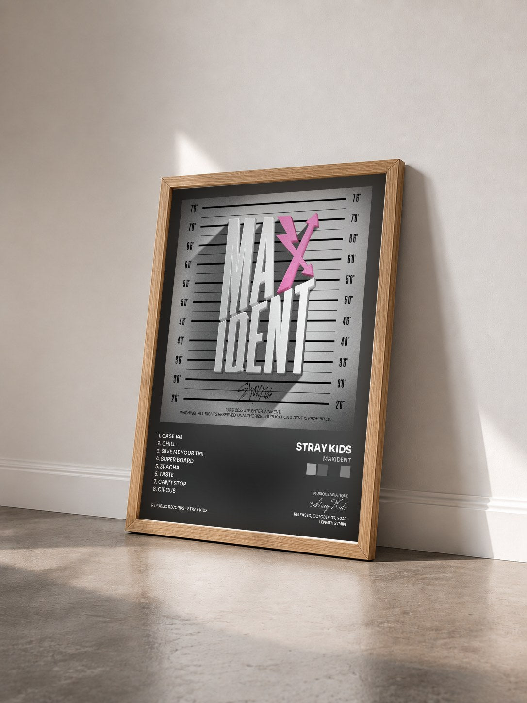 #bois Tableau de l'album MAXIDENT de Stray Kids vu de trois quarts, cadre en bois brut