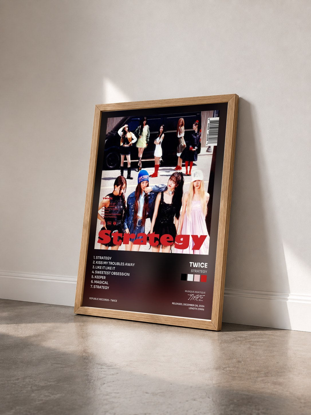 #bois Tableau de l'album STRATEGY de TWICE vu de trois quarts, cadre en bois brut
