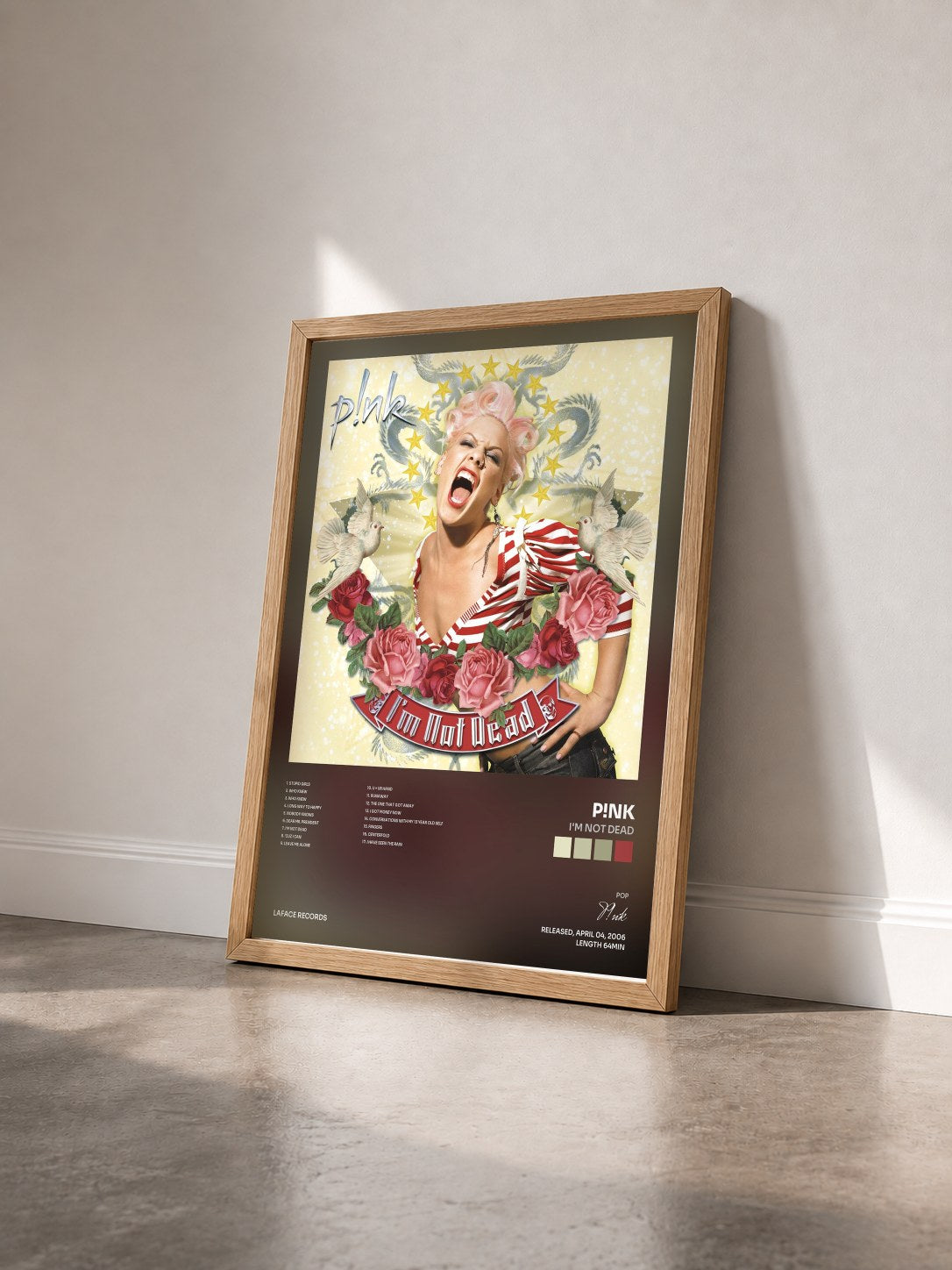 #bois Tableau de l'album I'm Not Dead de P!nk vu de trois quarts, cadre en bois brut