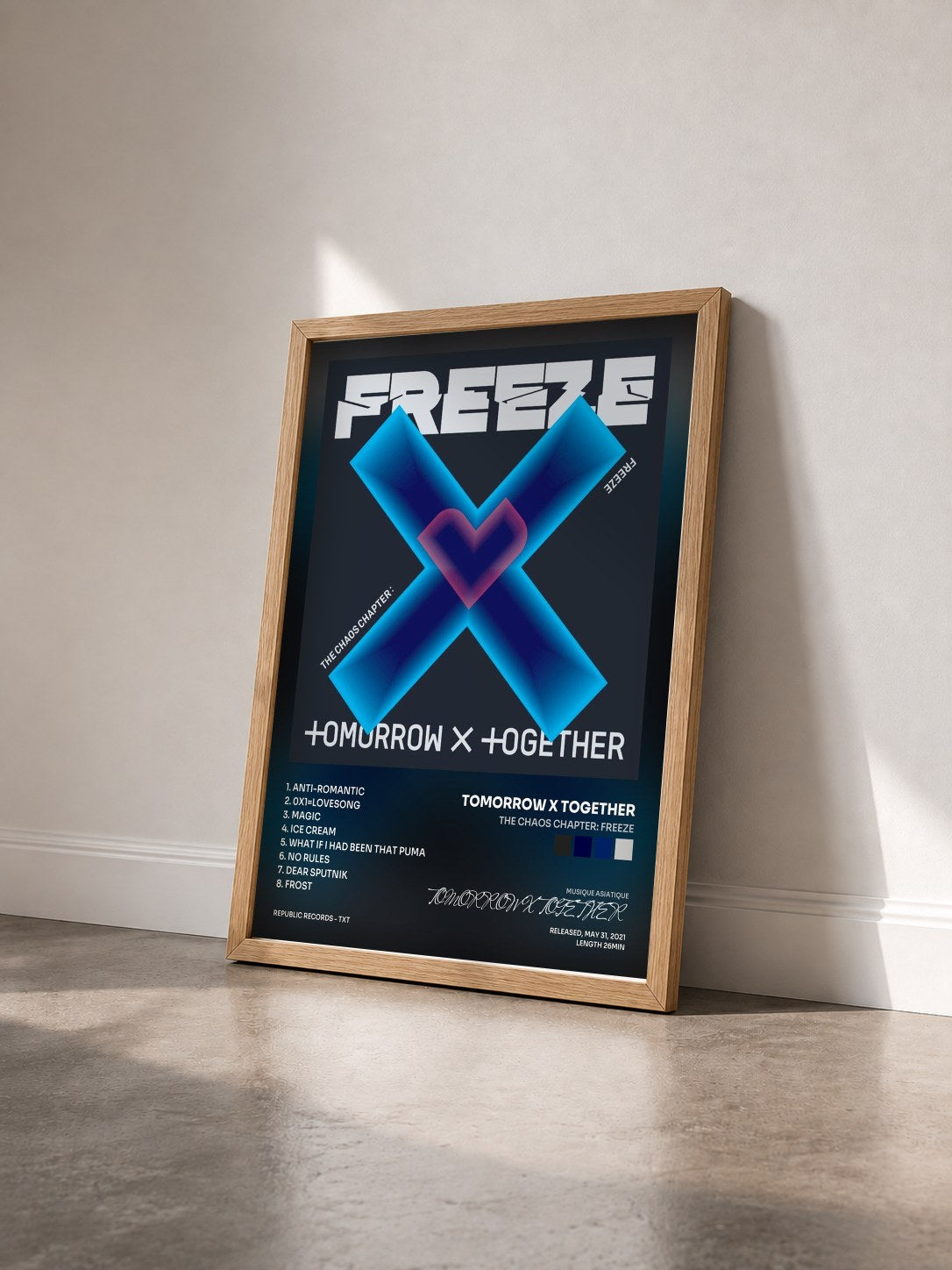 #bois Tableau de l'album The Chaos Chapter: FREEZE de TOMORROW X TOGETHER vu de trois quarts, cadre en bois brut