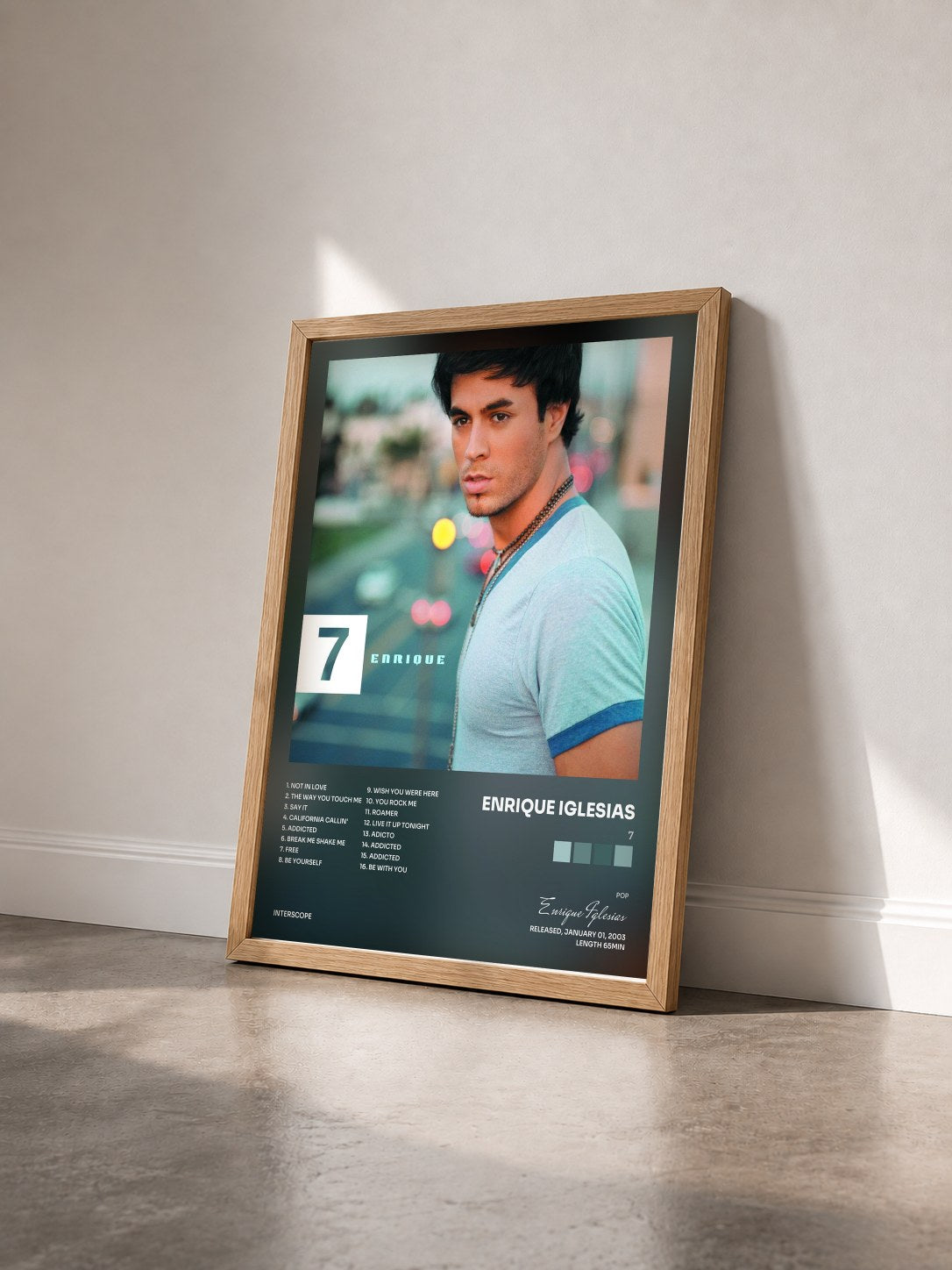 #bois Tableau de l'album 7 de Enrique Iglesias vu de trois quarts, cadre en bois brut