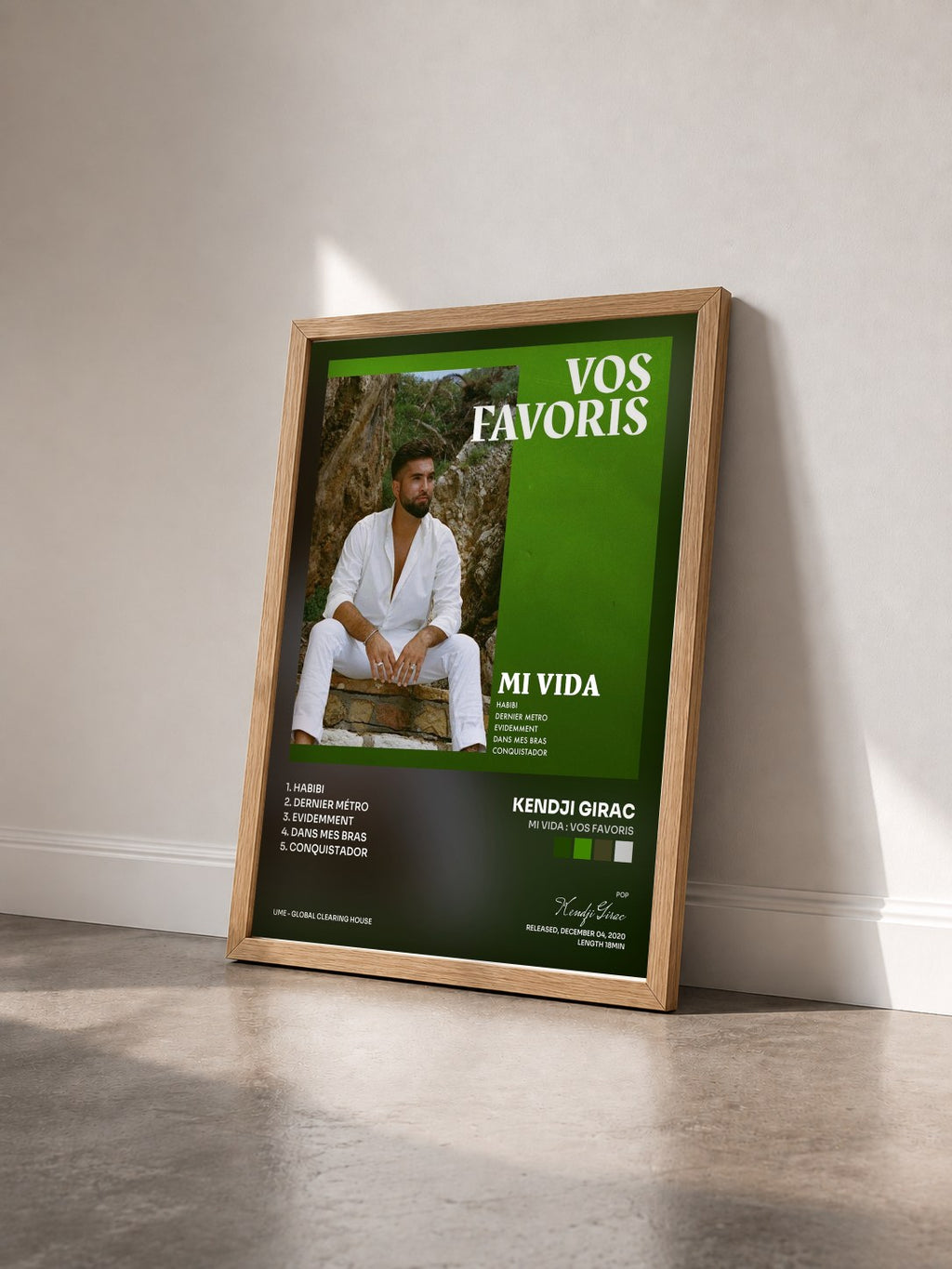 #bois Tableau de l'album Mi vida : Vos favoris de Kendji Girac vu de trois quarts, cadre en bois brut