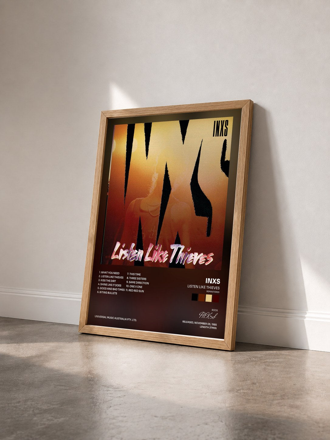 #bois Tableau de l'album Listen Like Thieves (Remastered) de INXS vu de trois quarts, cadre en bois brut