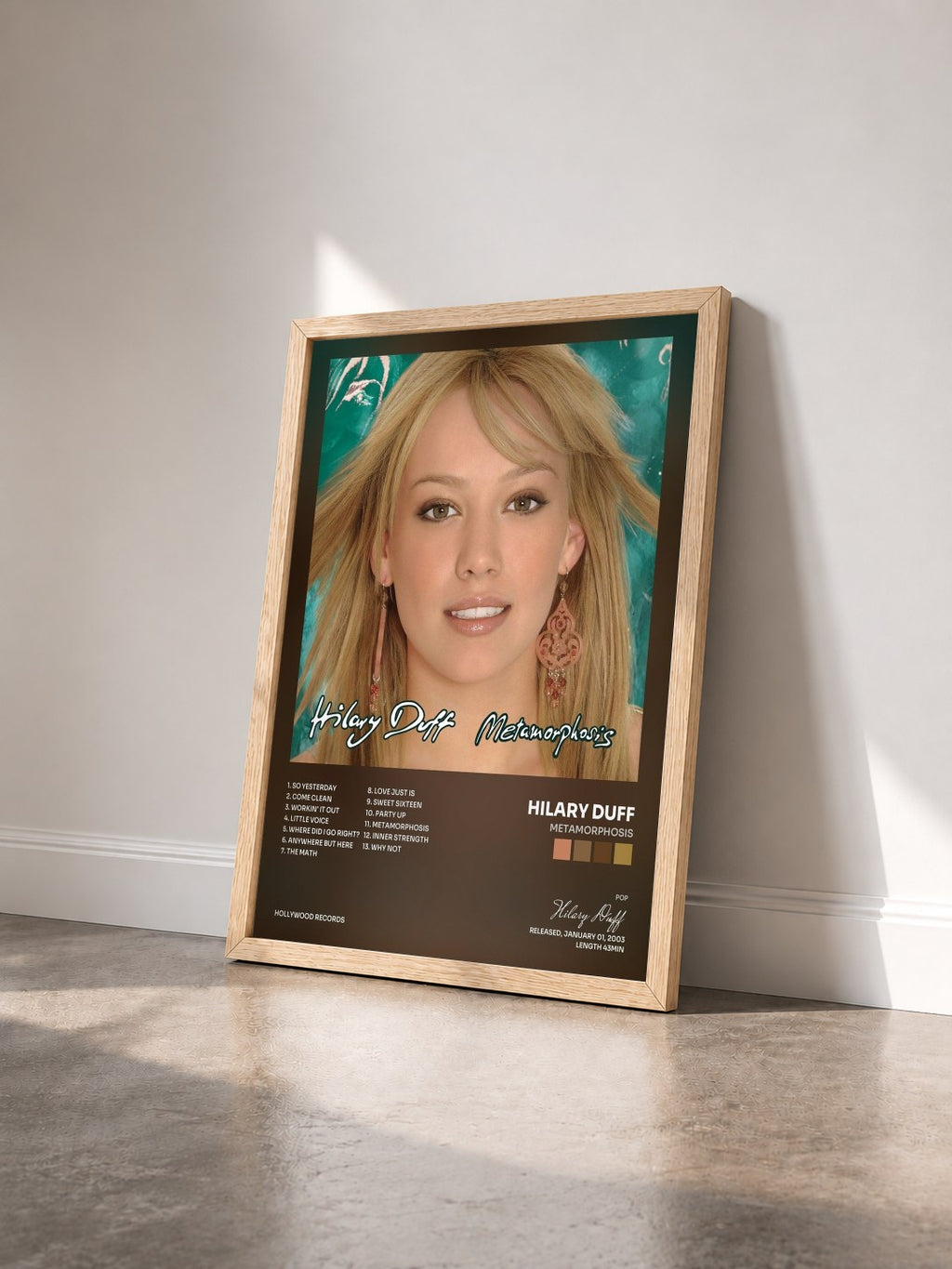 #bois Tableau de l'album Metamorphosis de Hilary Duff vu de trois quarts, cadre en bois brut