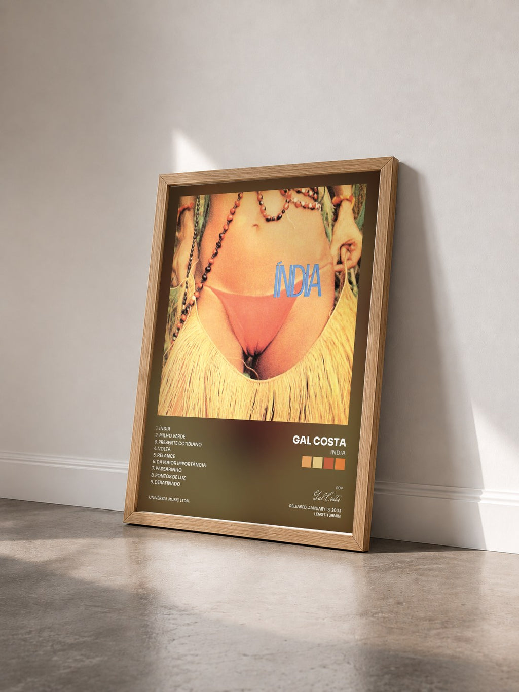 #bois Tableau de l'album India de Gal Costa vu de trois quarts, cadre en bois brut