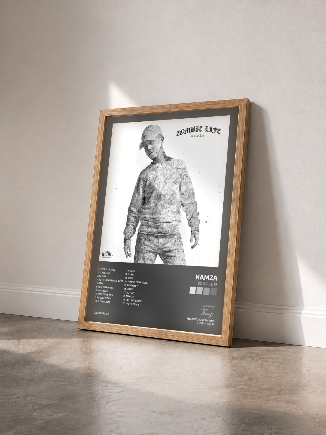 #bois Tableau de l'album Zombie Life de Hamza vu de trois quarts, cadre en bois brut