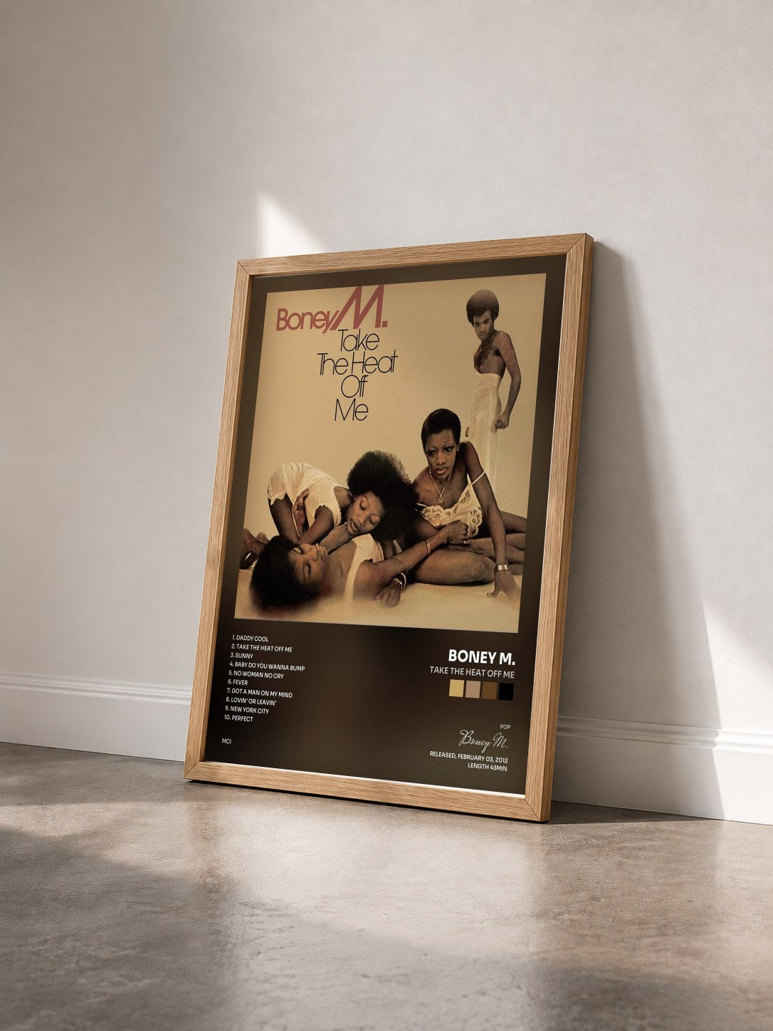 #bois Tableau de l'album Take The Heat Off Me de Boney M. vu de trois quarts, cadre en bois brut