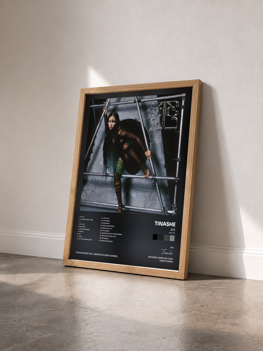#bois Tableau de l'album 333 (Deluxe) de Tinashe vu de trois quarts, cadre en bois brut