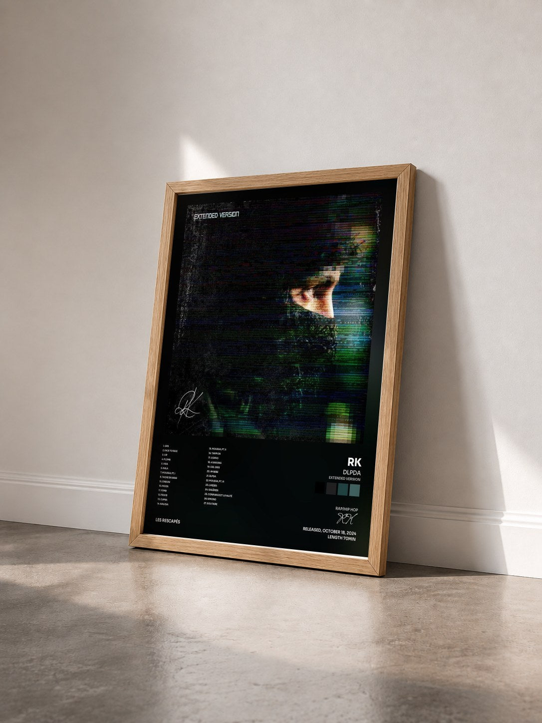 #bois Tableau de l'album DLPDA (Extended Version) de RK vu de trois quarts, cadre en bois brut