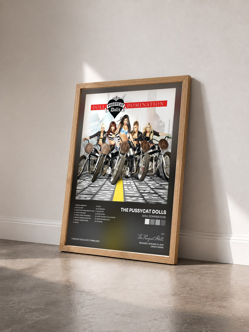 #bois Tableau de l'album Doll Domination de The Pussycat Dolls vu de trois quarts, cadre en bois brut