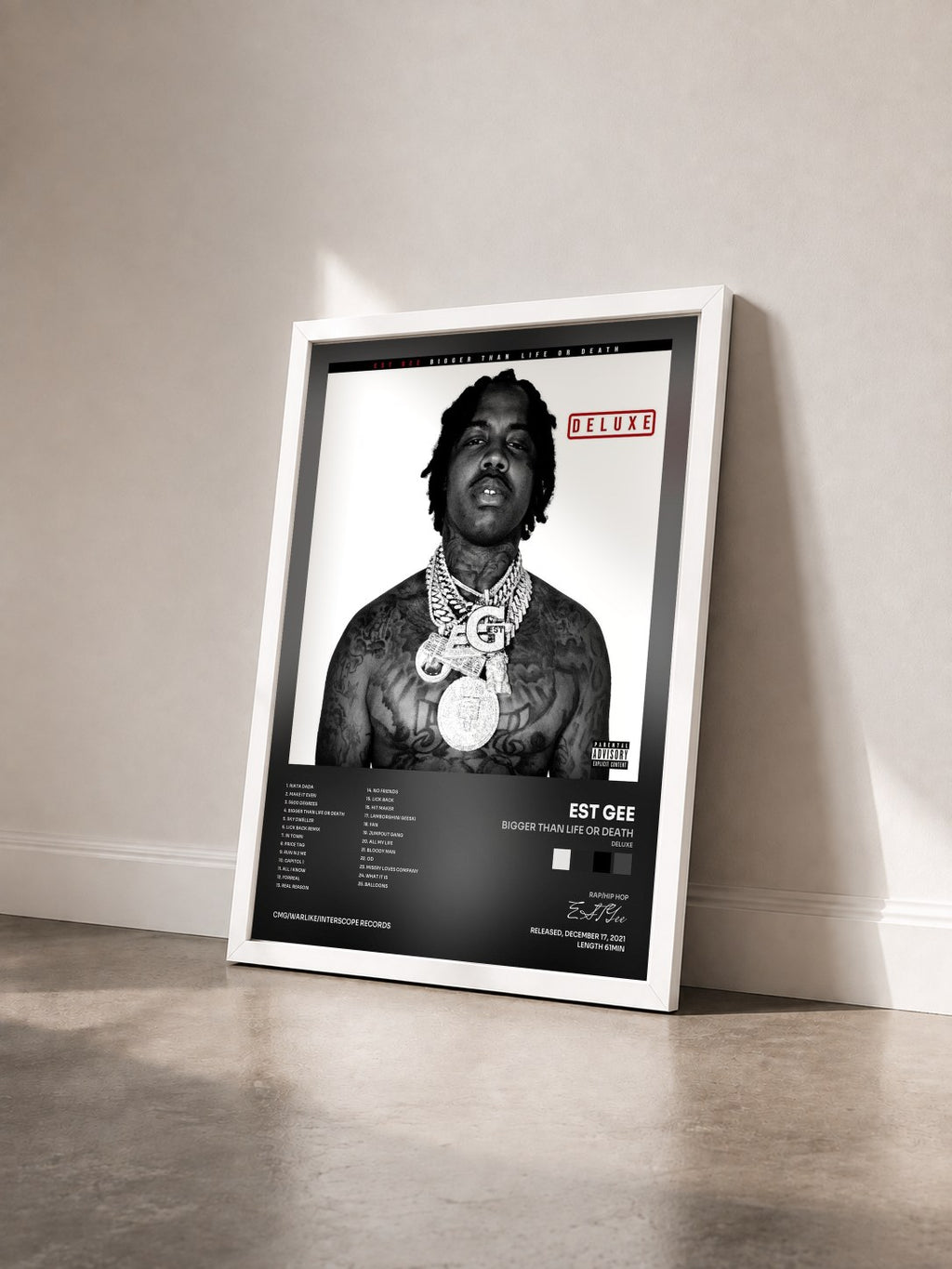 #blanc Tableau de l'album Bigger Than Life Or Death (Deluxe) de EST Gee vu de trois quarts, cadre blanc