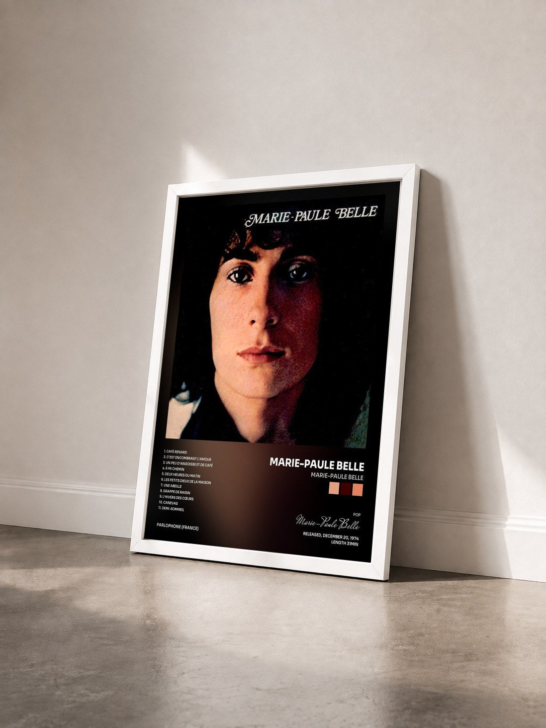 #blanc Tableau de l'album Marie-Paule Belle de Marie-Paule Belle vu de trois quarts, cadre blanc
