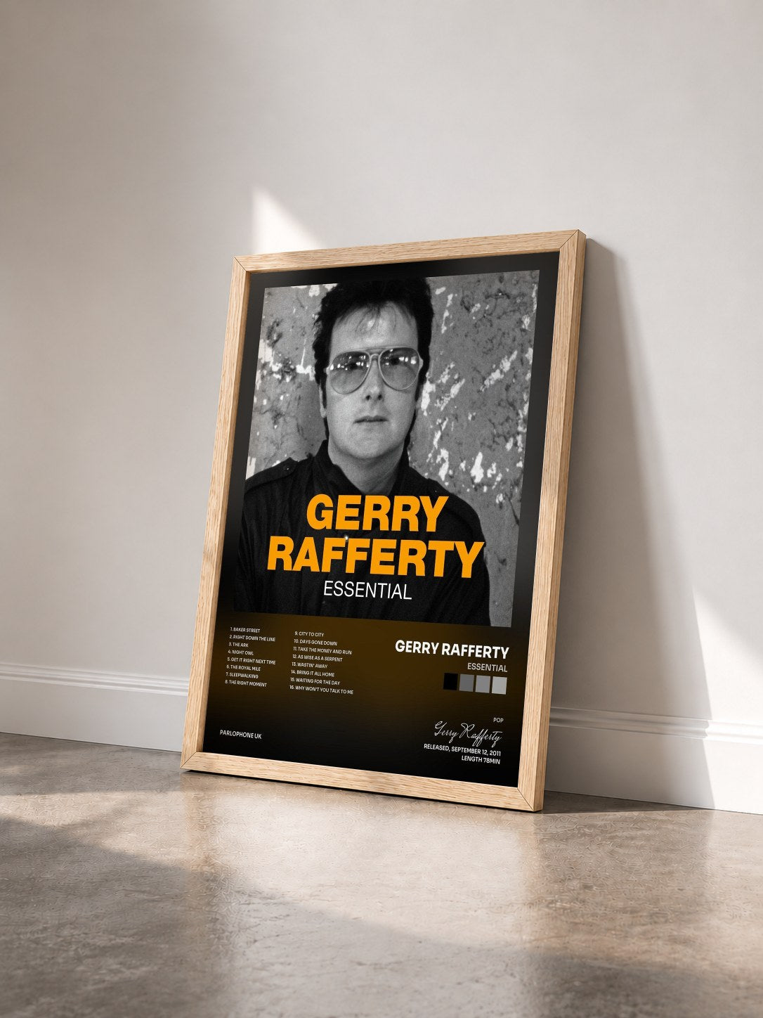 #bois Tableau de l'album Essential de Gerry Rafferty vu de trois quarts, cadre en bois brut