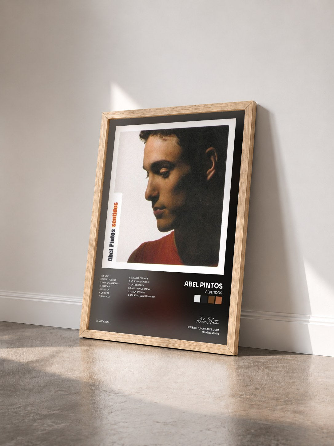 #bois Tableau de l'album Sentidos de Abel Pintos vu de trois quarts, cadre en bois brut