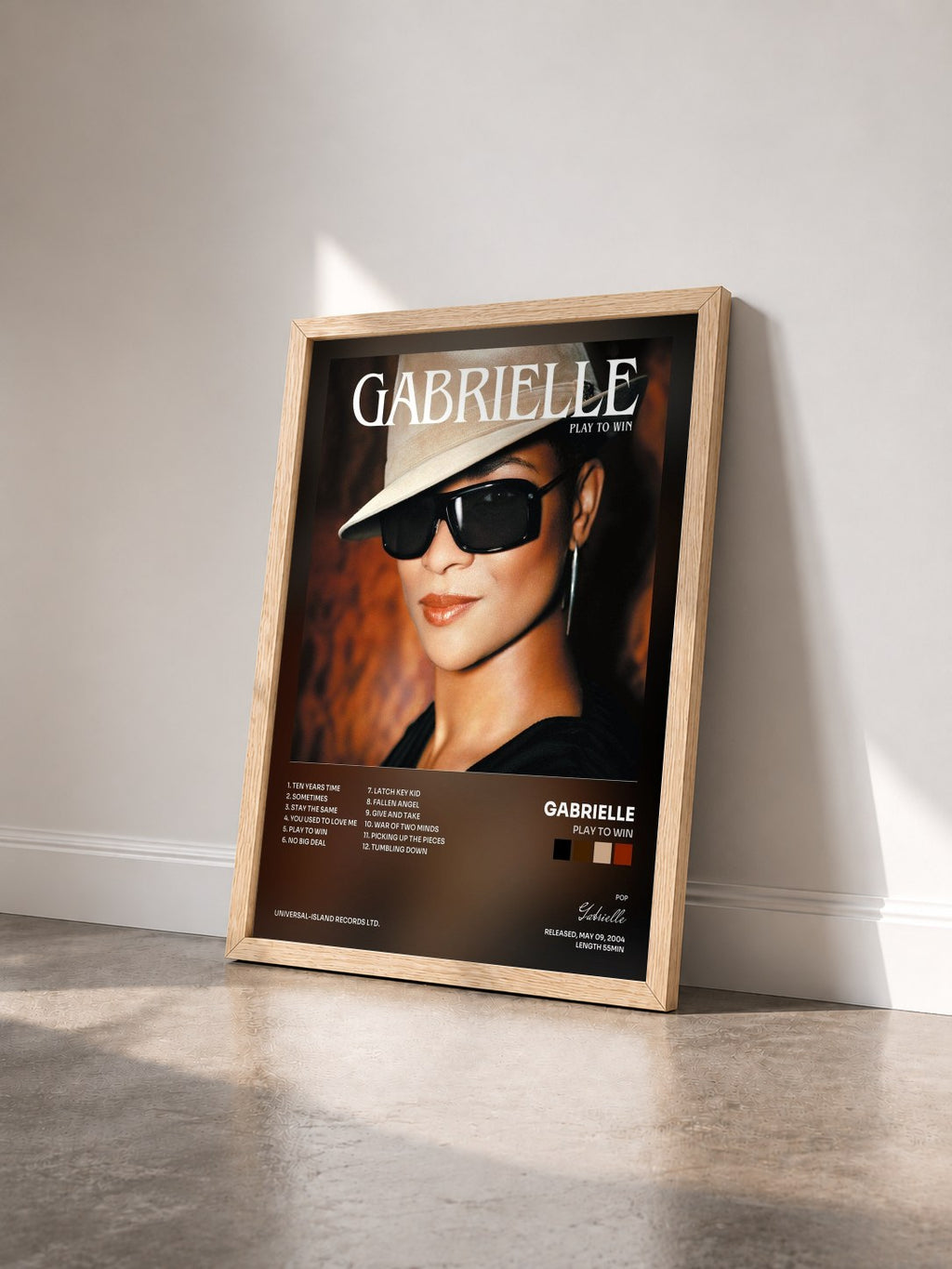 #bois Tableau de l'album Play To Win de Gabrielle vu de trois quarts, cadre en bois brut
