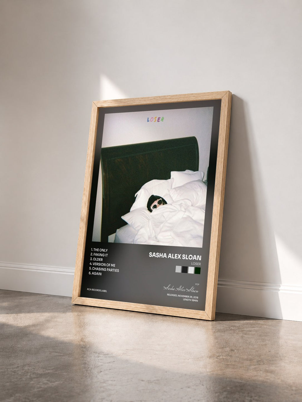 #bois Tableau de l'album Loser de Sasha Alex Sloan vu de trois quarts, cadre en bois brut