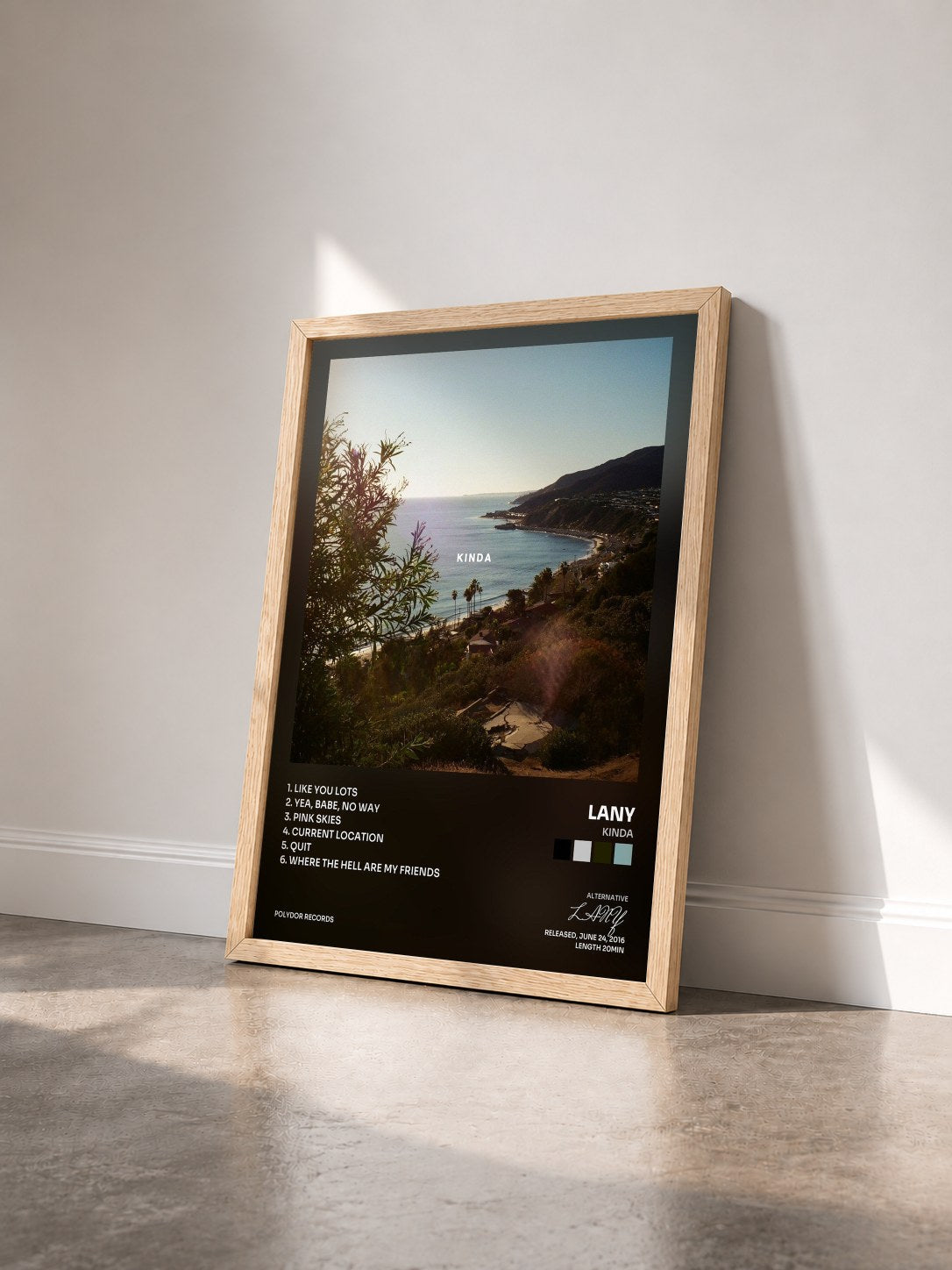 #bois Tableau de l'album kinda de LANY vu de trois quarts, cadre en bois brut