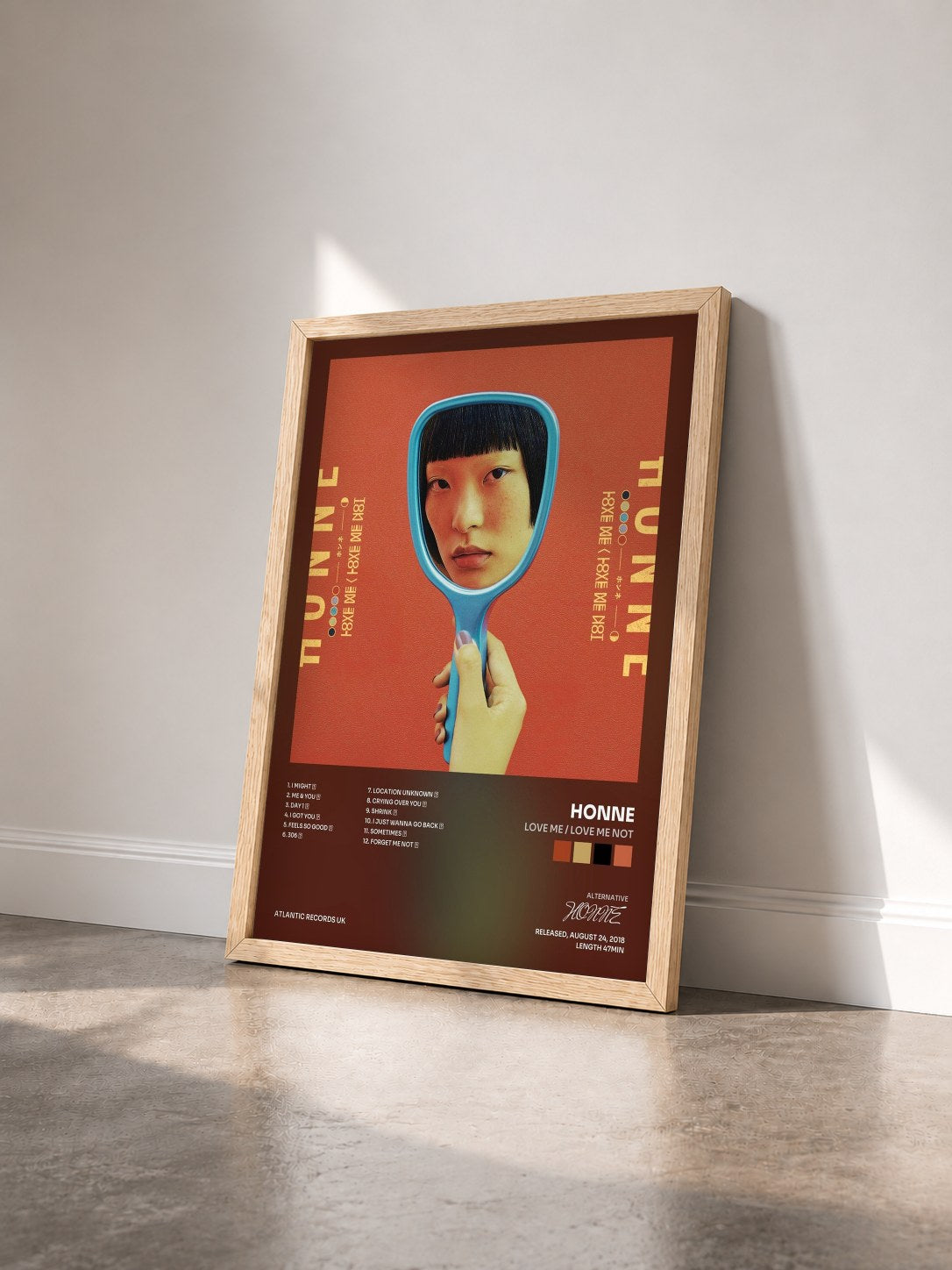 #bois Tableau de l'album Love Me / Love Me Not de HONNE vu de trois quarts, cadre en bois brut