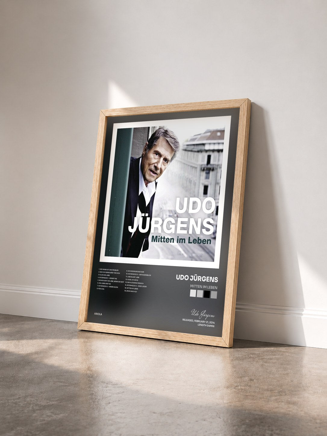#bois Tableau de l'album Mitten im Leben de Udo Jürgens vu de trois quarts, cadre en bois brut