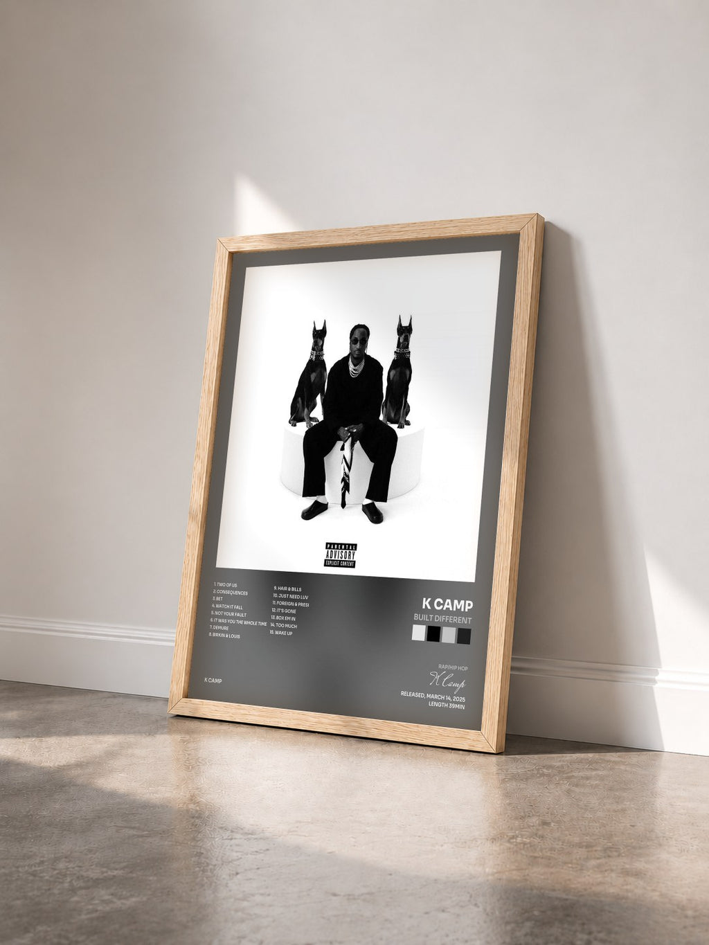 #bois Tableau de l'album Built Different de K Camp vu de trois quarts, cadre en bois brut