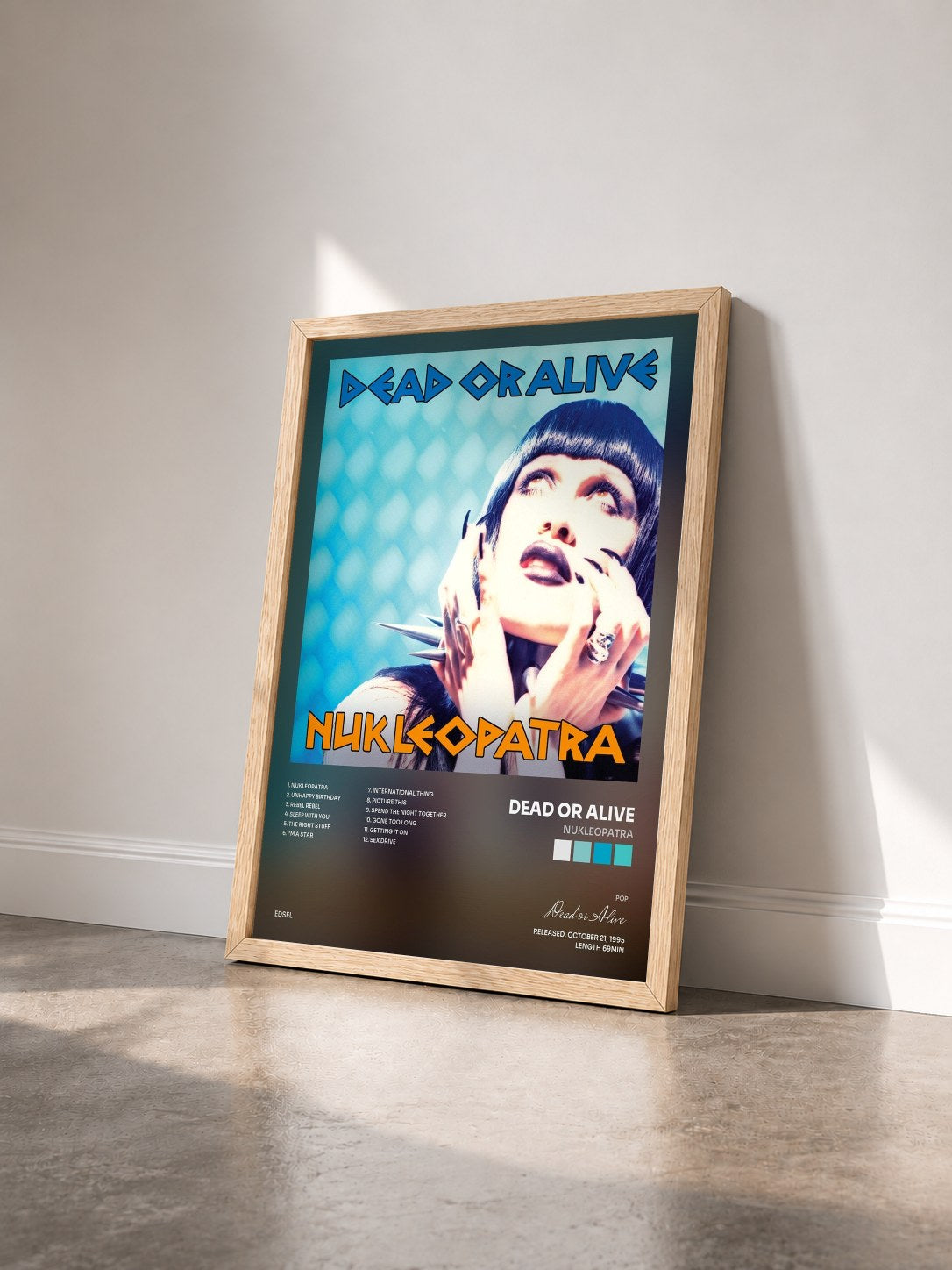 #bois Tableau de l'album Nukleopatra de Dead or Alive vu de trois quarts, cadre en bois brut