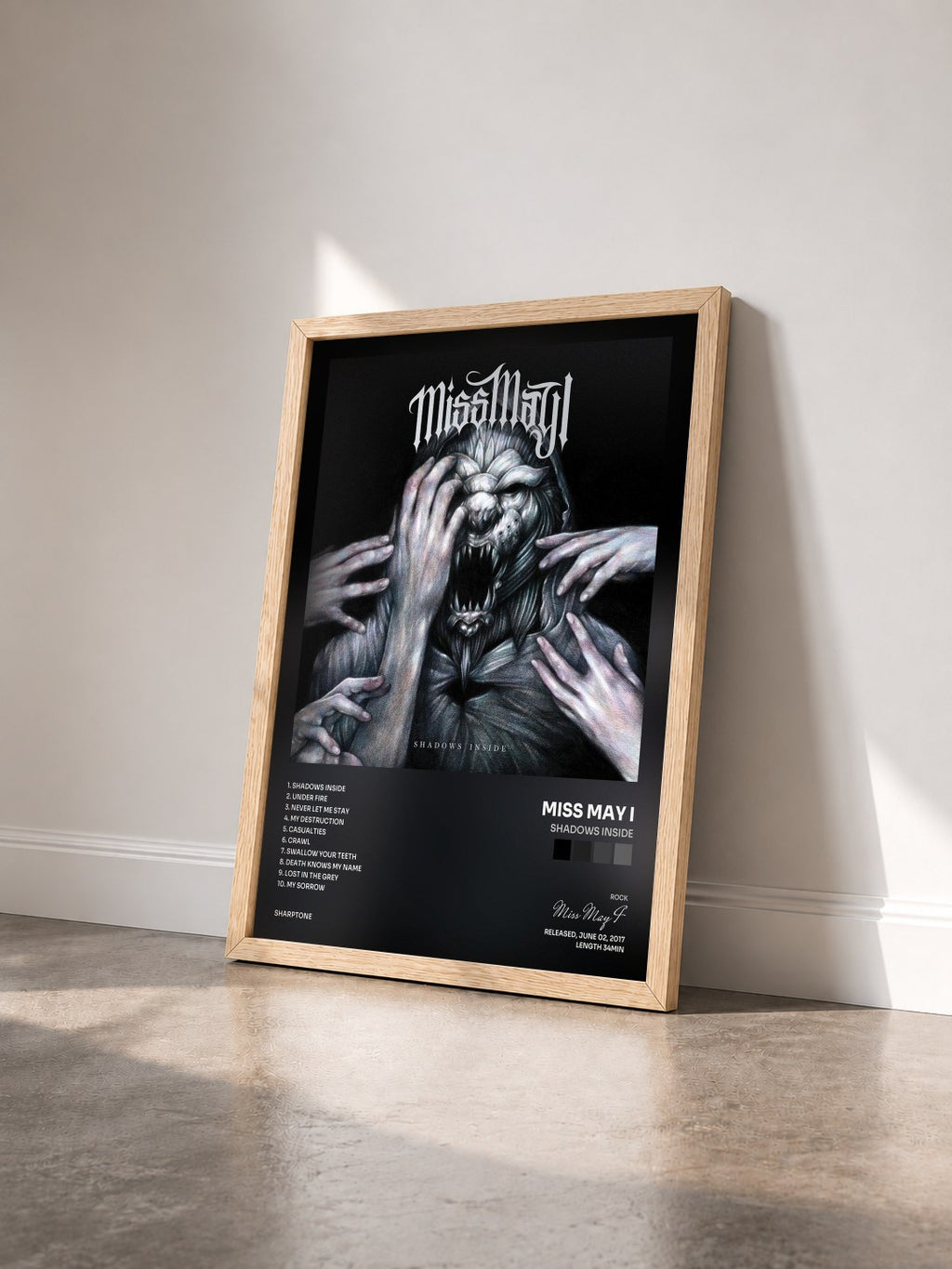 #bois Tableau de l'album Shadows Inside de Miss May I vu de trois quarts, cadre en bois brut