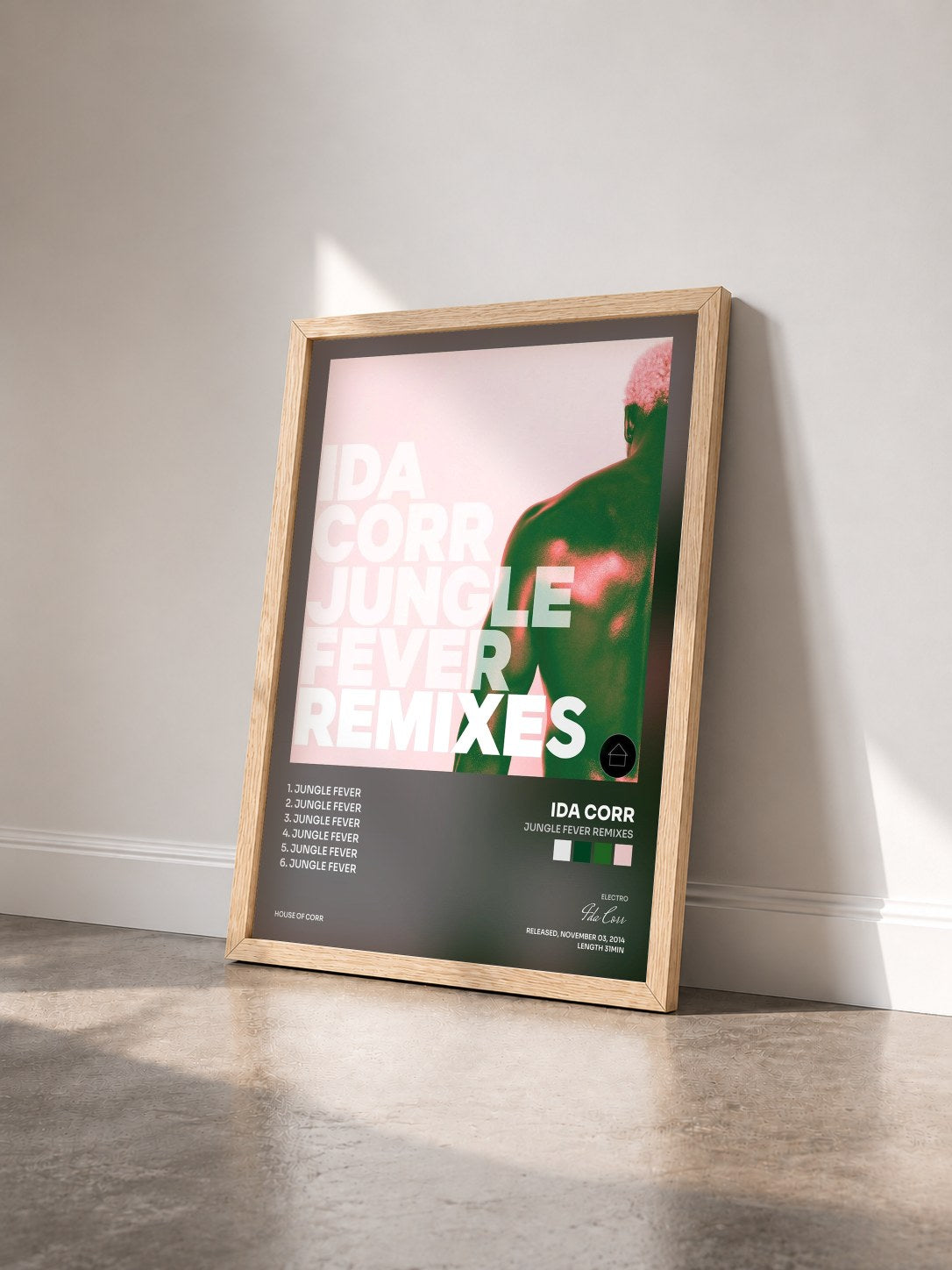 #bois Tableau de l'album Jungle Fever Remixes de Ida Corr vu de trois quarts, cadre en bois brut