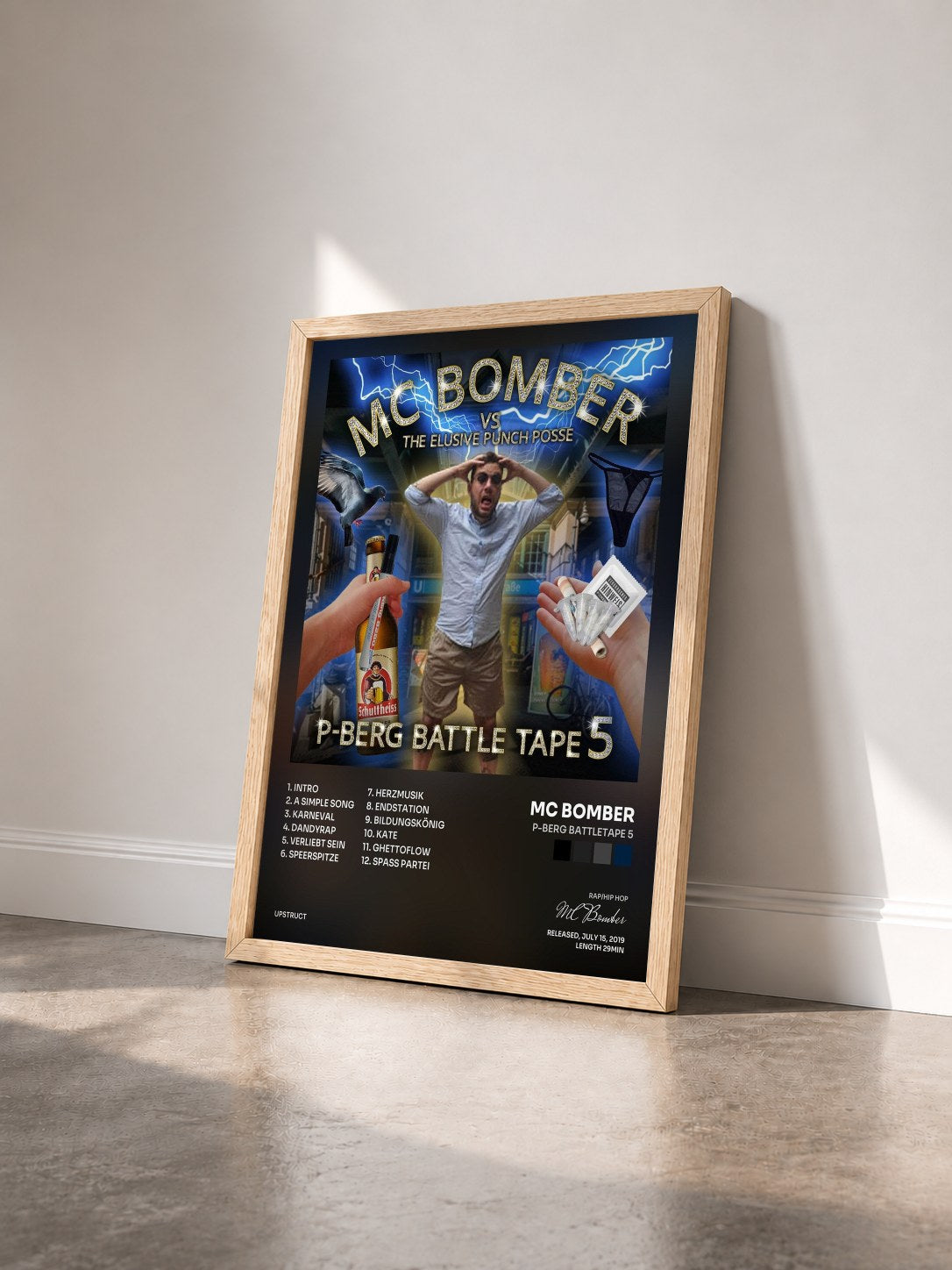 #bois Tableau de l'album P-Berg Battletape 5 de MC Bomber vu de trois quarts, cadre en bois brut