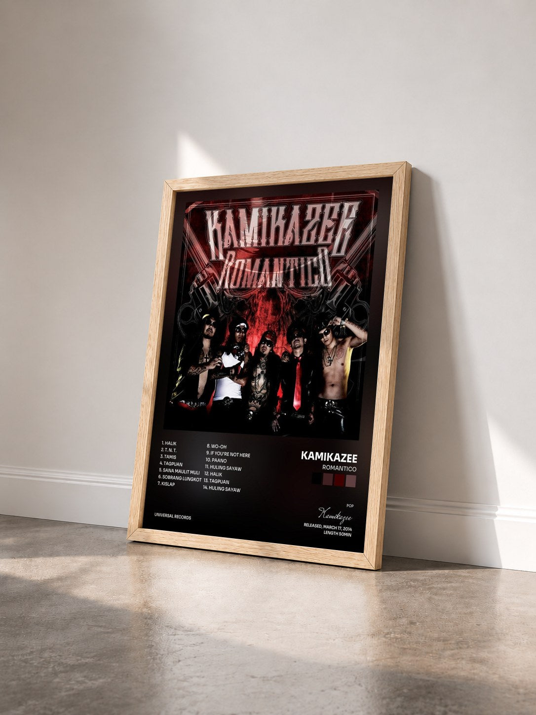 #bois Tableau de l'album Romantico de Kamikazee vu de trois quarts, cadre en bois brut