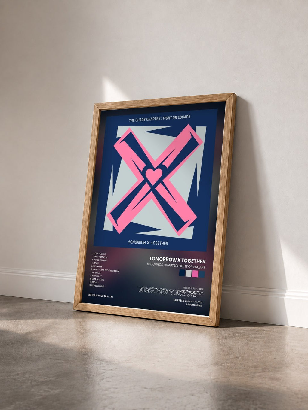 #bois Tableau de l'album The Chaos Chapter: FIGHT OR ESCAPE de TOMORROW X TOGETHER vu de trois quarts, cadre en bois brut