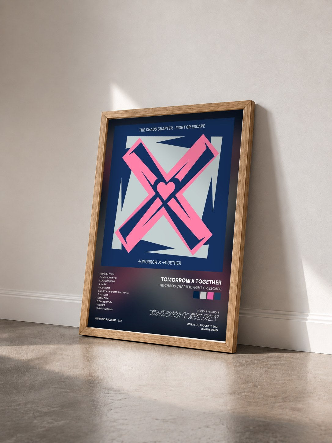 #bois Tableau de l'album The Chaos Chapter: FIGHT OR ESCAPE de TOMORROW X TOGETHER vu de trois quarts, cadre en bois brut