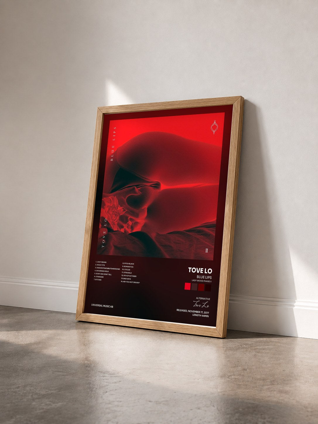 #bois Tableau de l'album BLUE LIPS (lady wood phase II) de Tove Lo vu de trois quarts, cadre en bois brut