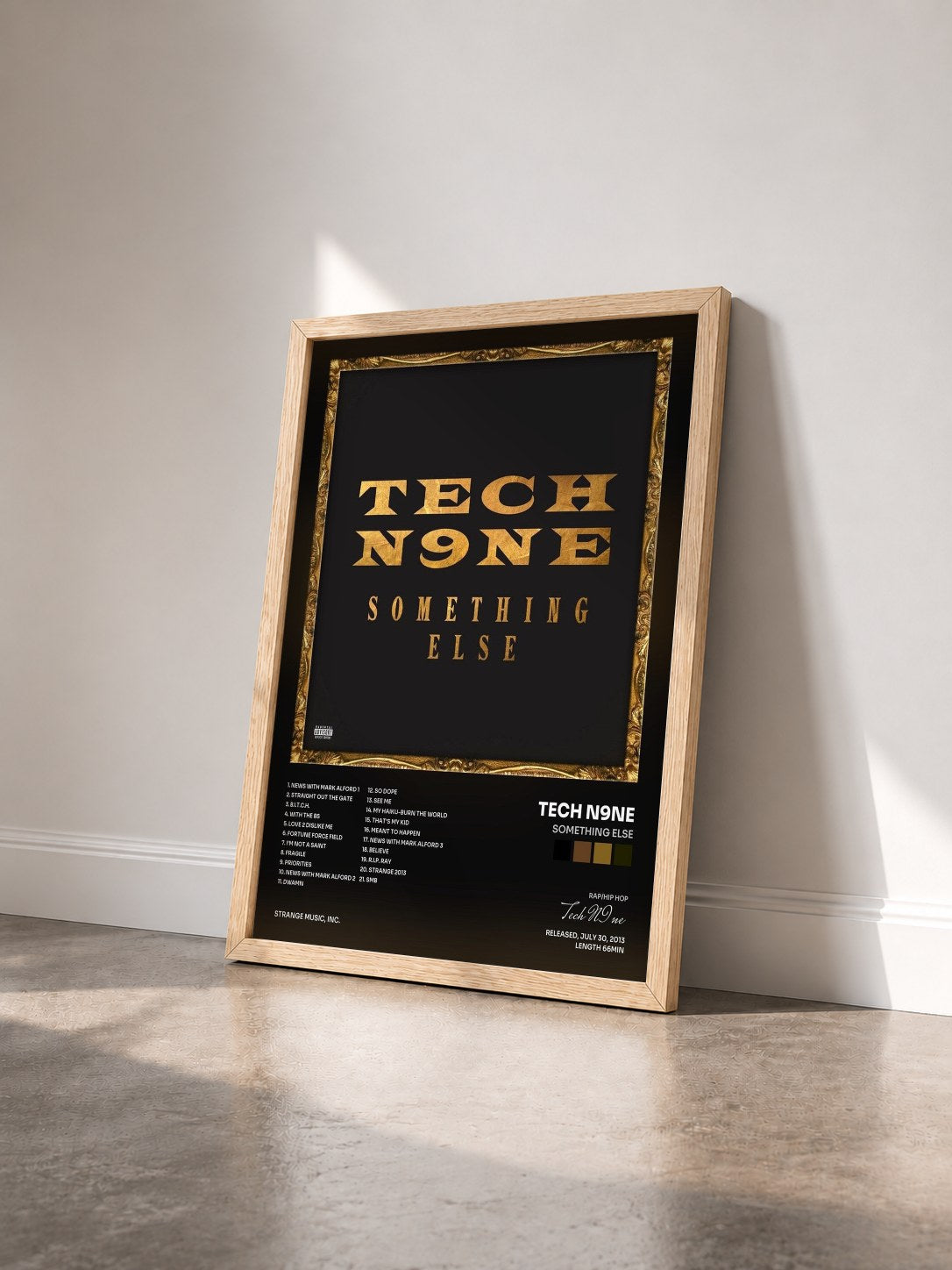 #bois Tableau de l'album Something Else de Tech N9ne vu de trois quarts, cadre en bois brut