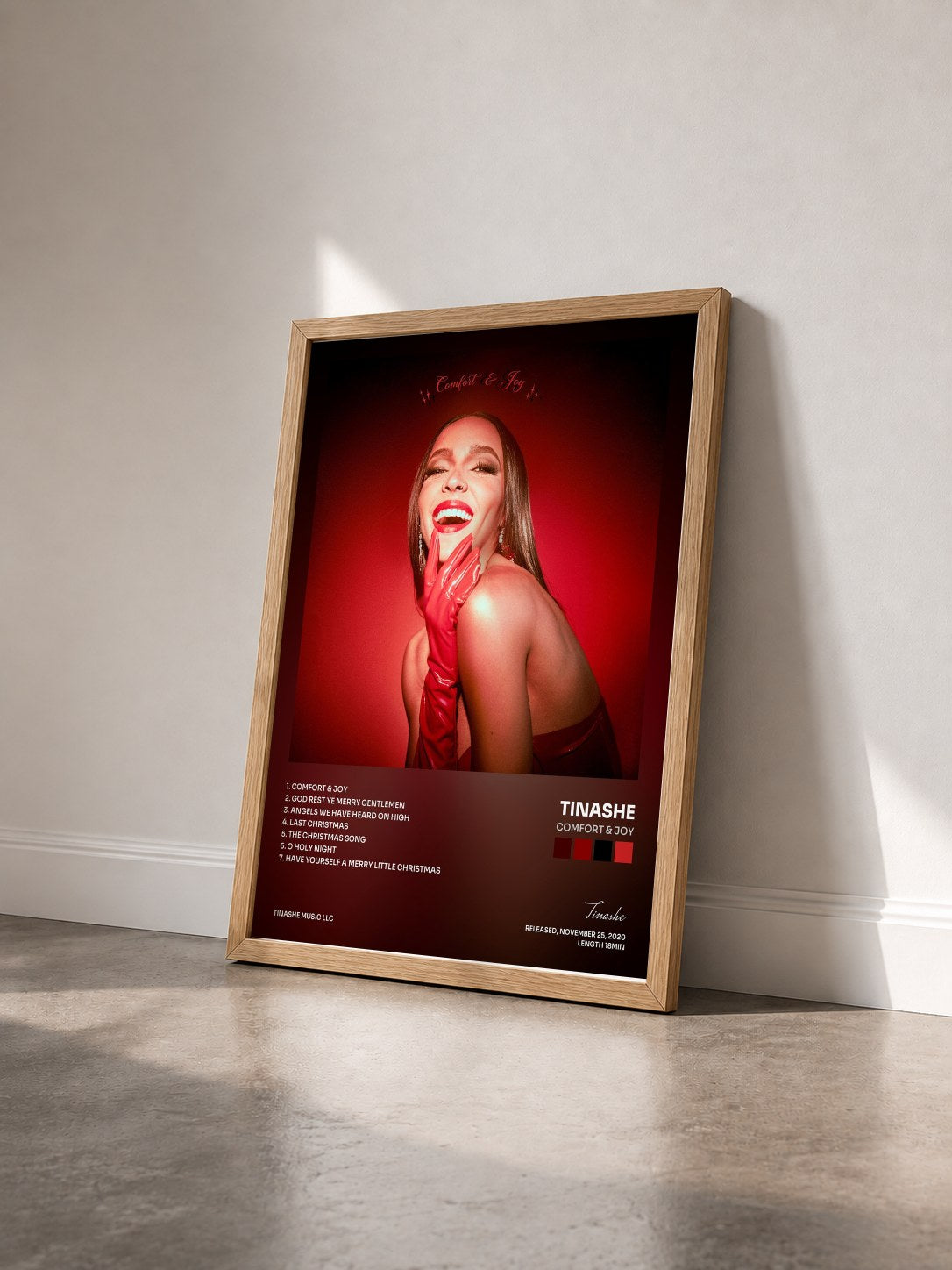 #bois Tableau de l'album Comfort & Joy de Tinashe vu de trois quarts, cadre en bois brut