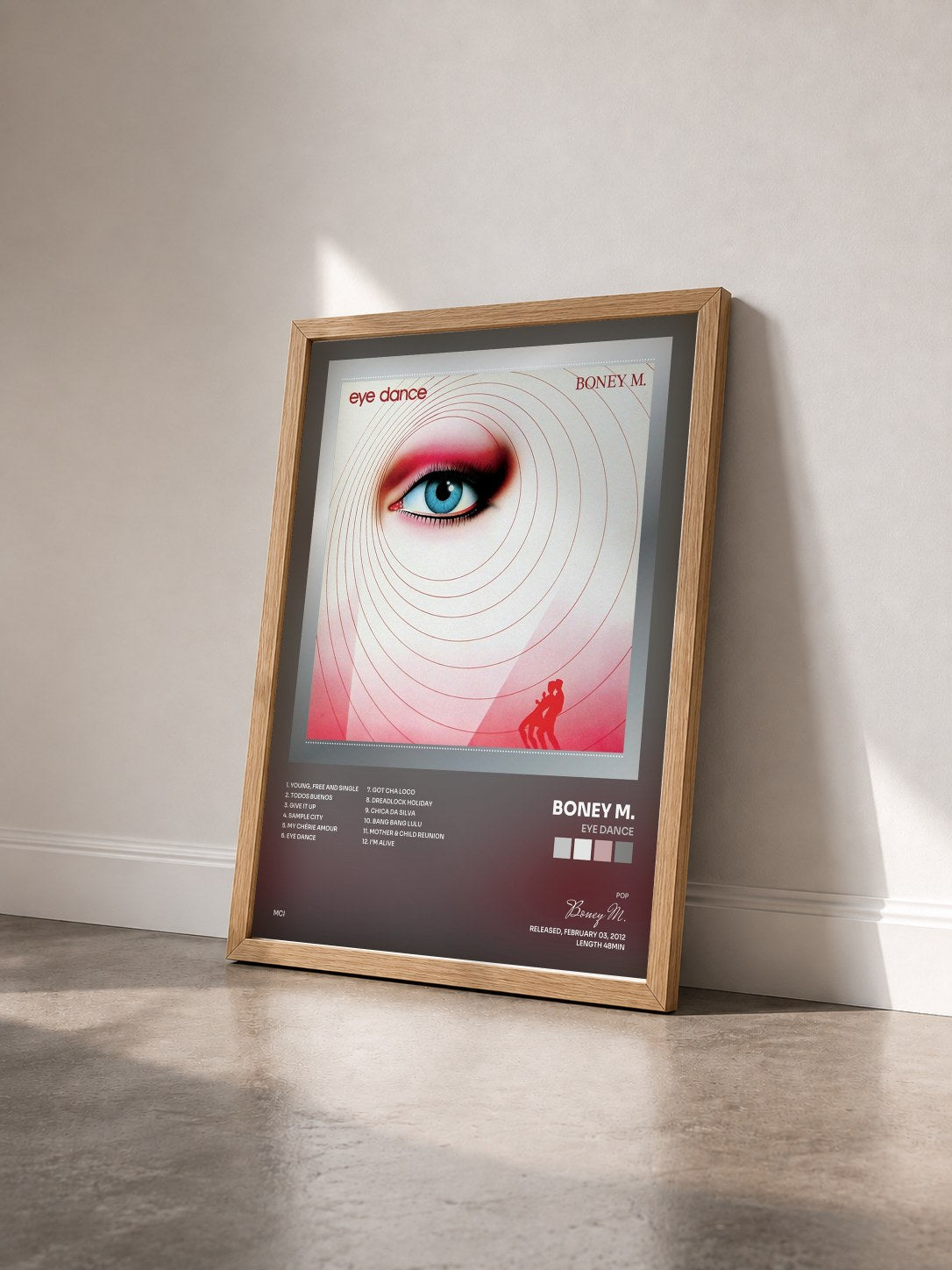 #bois Tableau de l'album Eye Dance de Boney M. vu de trois quarts, cadre en bois brut