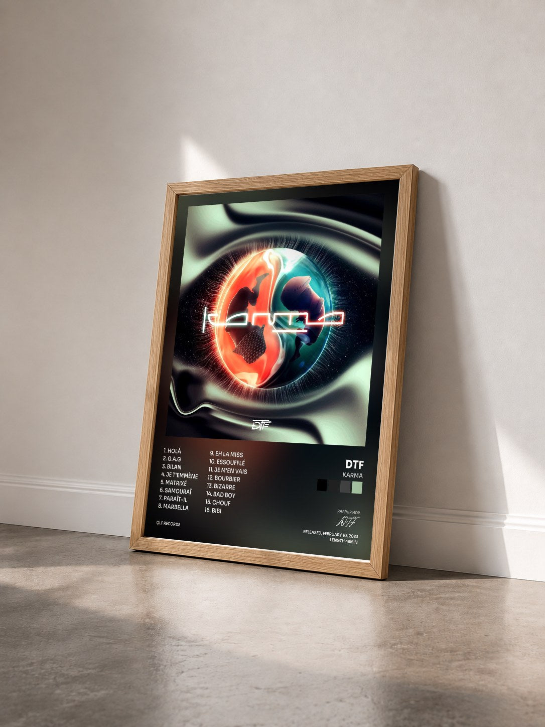 #bois Tableau de l'album Karma de DTF vu de trois quarts, cadre en bois brut