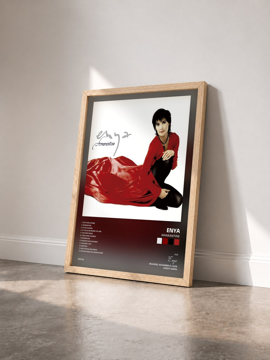 #bois Tableau de l'album Amarantine de Enya vu de trois quarts, cadre en bois brut