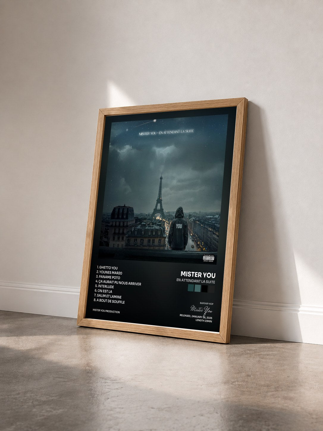 #bois Tableau de l'album EN ATTENDANT LA SUITE de Mister You vu de trois quarts, cadre en bois brut