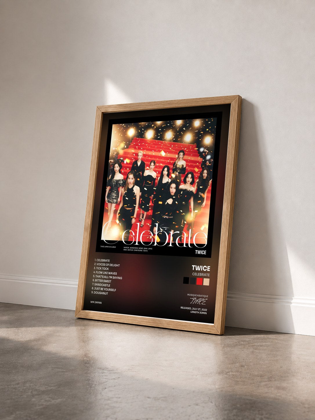 #bois Tableau de l'album Celebrate de TWICE vu de trois quarts, cadre en bois brut