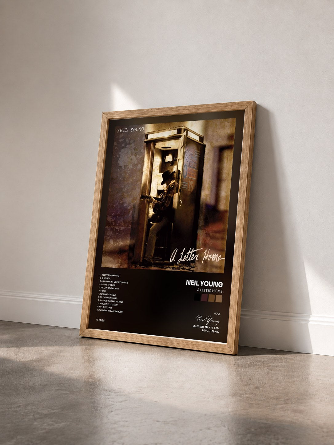 #bois Tableau de l'album A Letter Home de Neil Young vu de trois quarts, cadre en bois brut