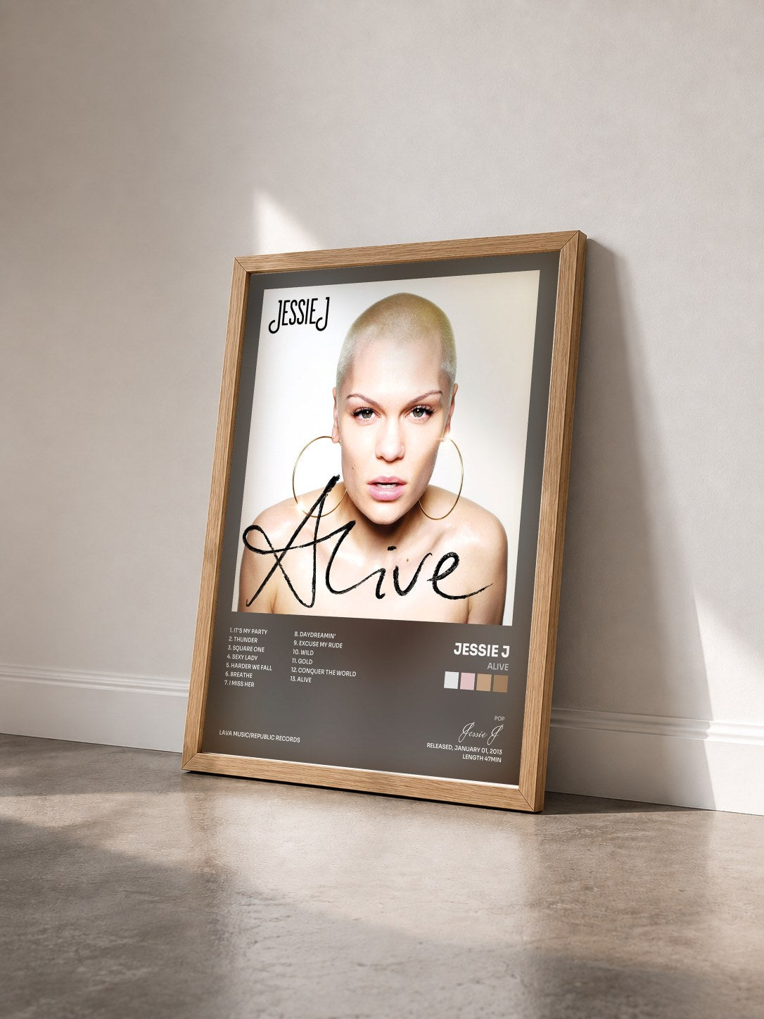 #bois Tableau de l'album Alive de Jessie J vu de trois quarts, cadre en bois brut
