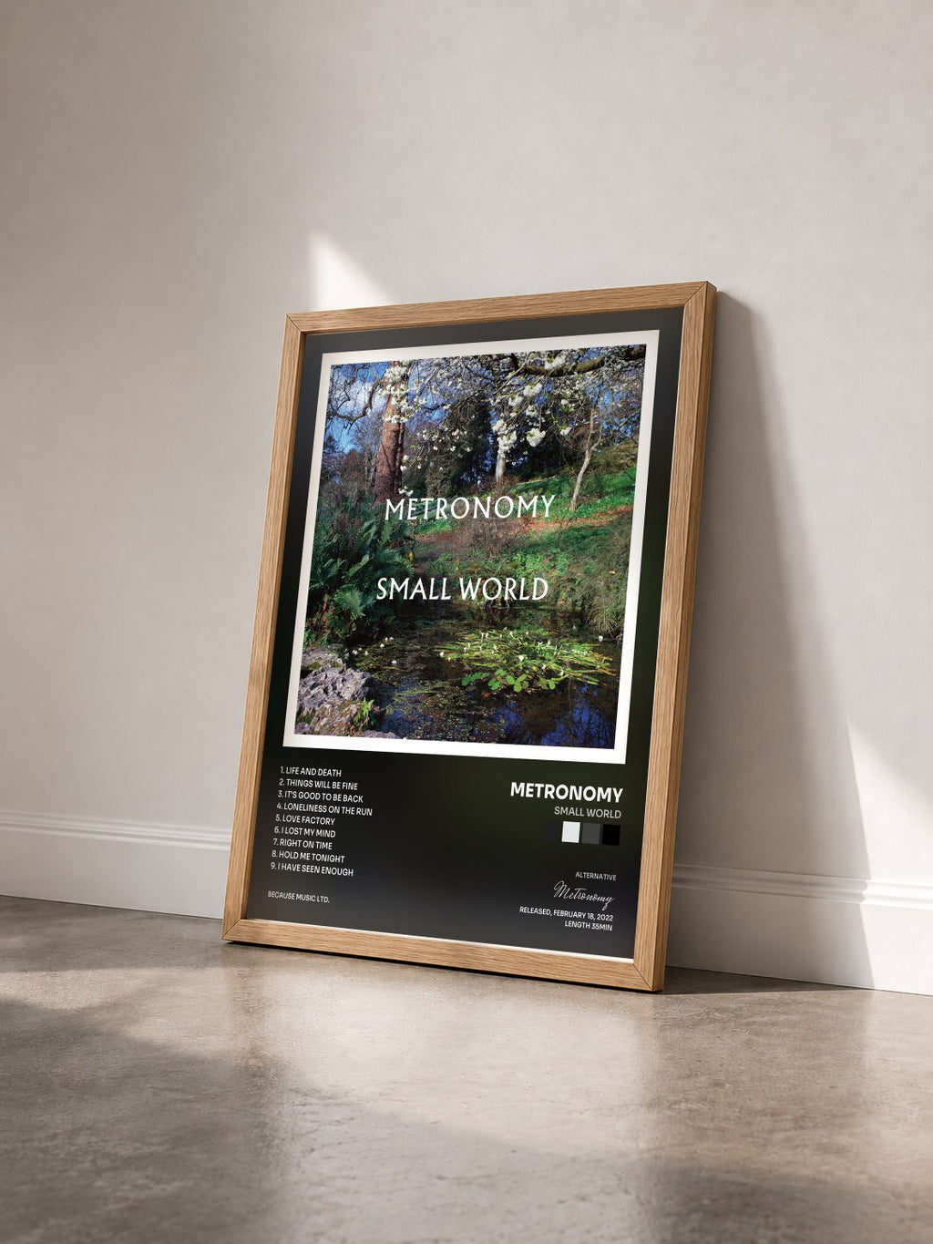 #bois Tableau de l'album Small World de Metronomy vu de trois quarts, cadre en bois brut