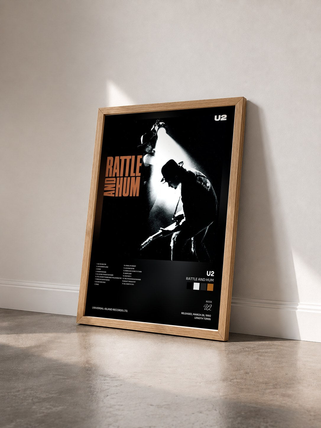 #bois Tableau de l'album Rattle And Hum de U2 vu de trois quarts, cadre en bois brut