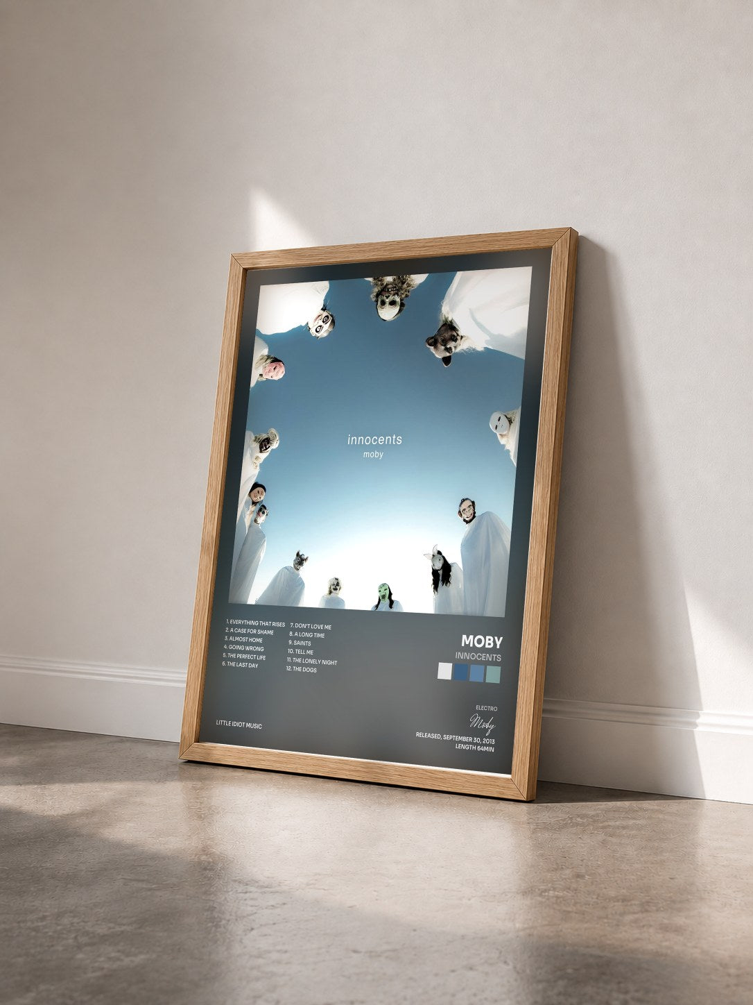 #bois Tableau de l'album Innocents de Moby vu de trois quarts, cadre en bois brut