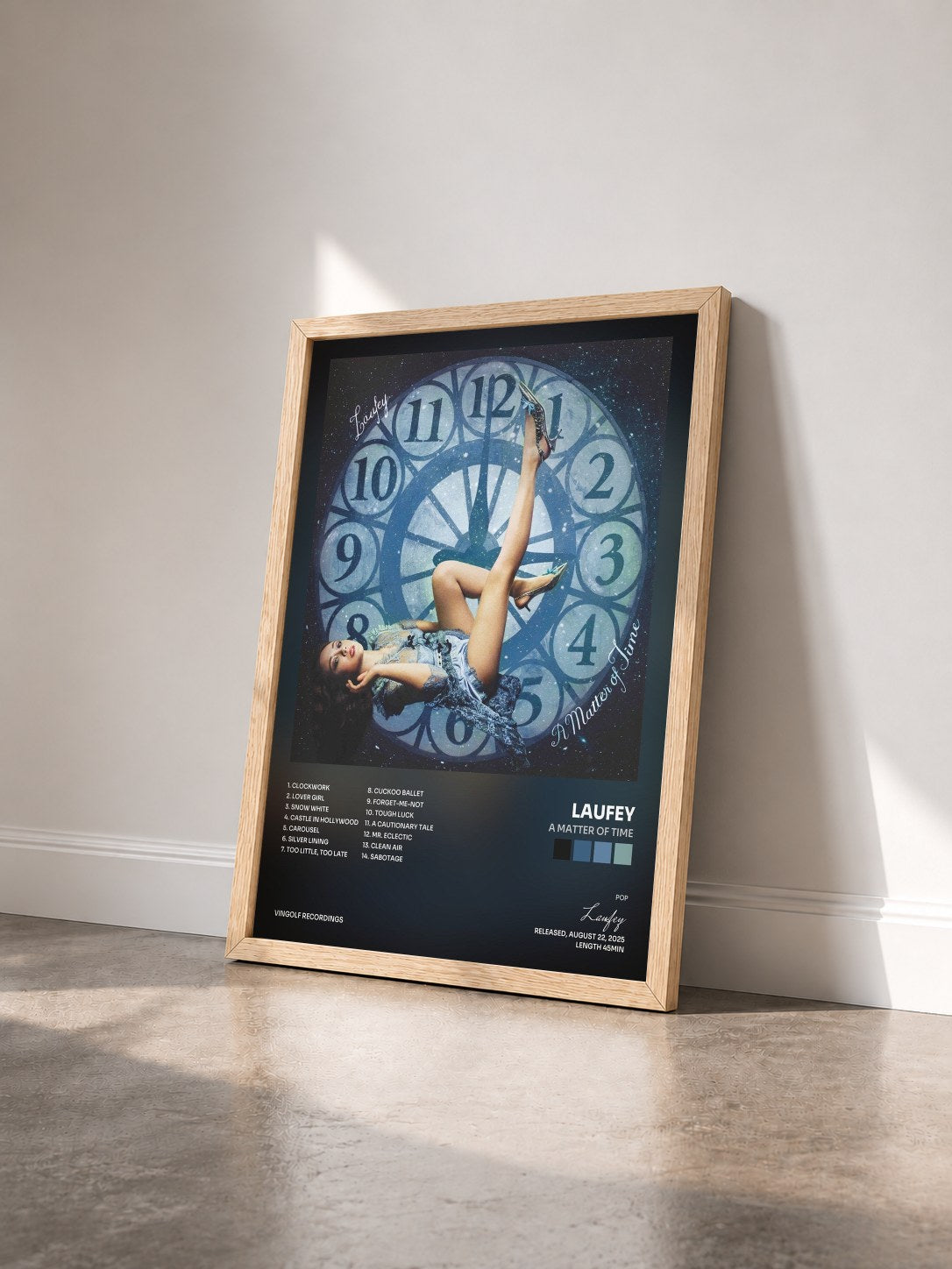 #bois Tableau de l'album A Matter of Time de Laufey vu de trois quarts, cadre en bois brut