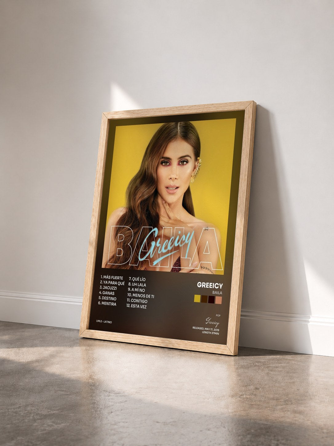 #bois Tableau de l'album Baila de Greeicy vu de trois quarts, cadre en bois brut