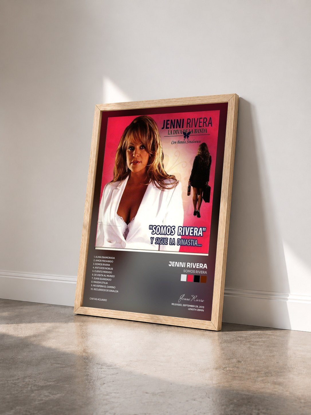 #bois Tableau de l'album Somos Rivera de Jenni Rivera vu de trois quarts, cadre en bois brut