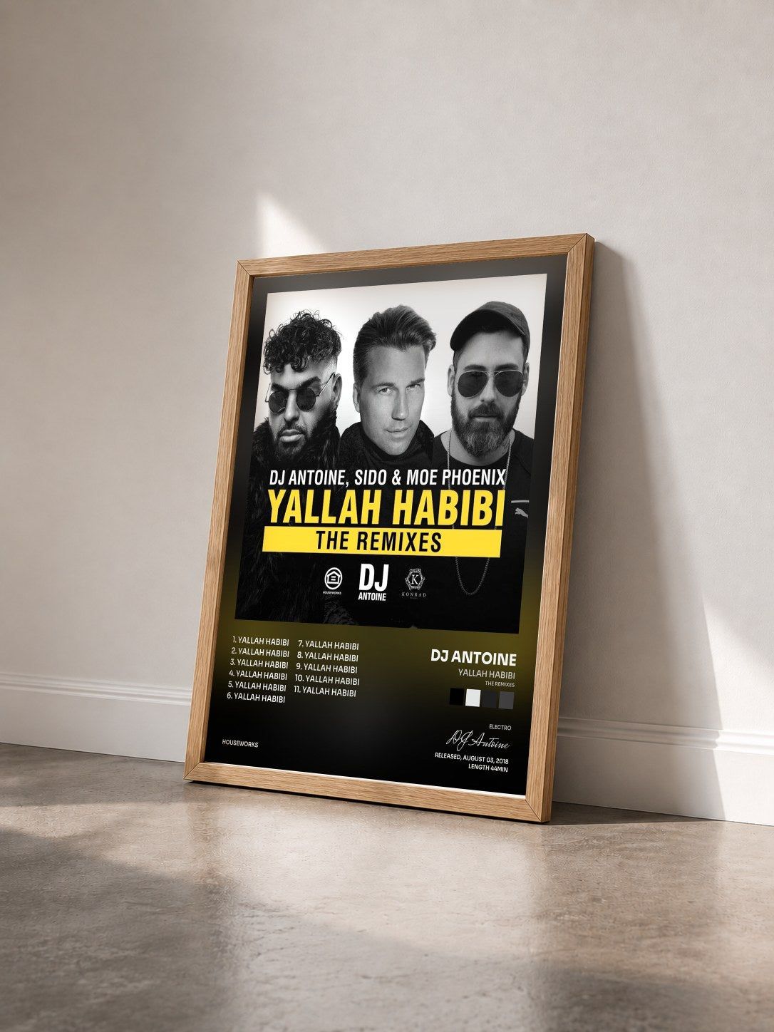 #bois Tableau de l'album Yallah Habibi (The Remixes) de DJ Antoine vu de trois quarts, cadre en bois brut