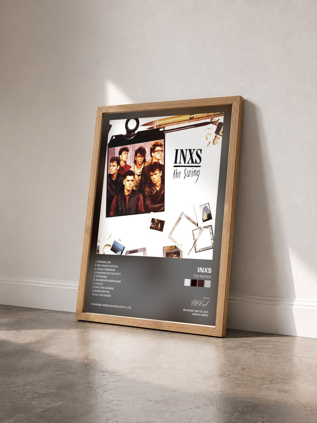 #bois Tableau de l'album The Swing de INXS vu de trois quarts, cadre en bois brut